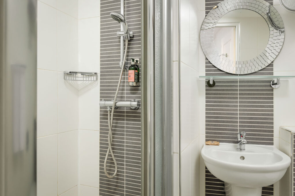 Salle de bain avec douche 2