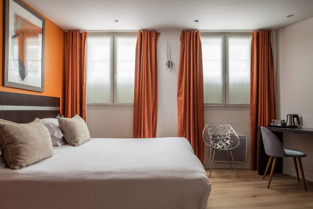 Chambre triple de l'Hôtel Arc de Triomphe - orange - vue large
