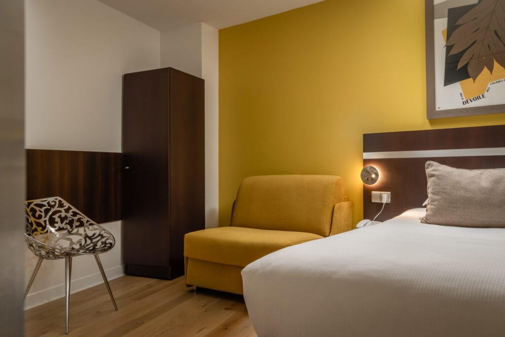 Chambre triple avec canapé-lit simple plié